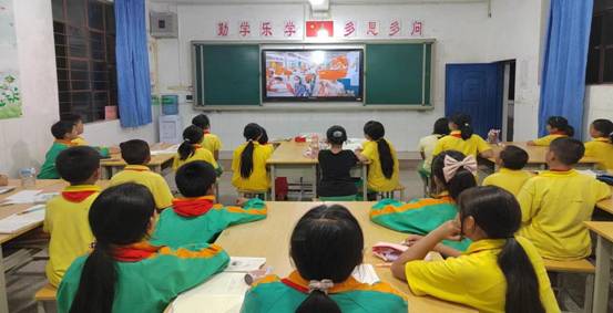 觀看開(kāi)學(xué)第一課 鹿城鎮(zhèn)小學(xué) 小學(xué)